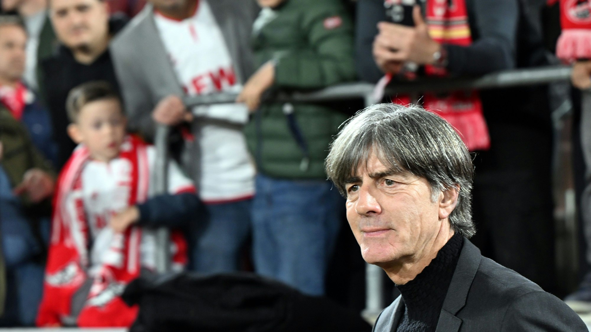 10.10.2024, Nordrhein-Westfalen, Köln: Fußball: Abschiedsspiel von Lukas Podolski beim 1. FC Köln, Der ehemalige Bundestrainer Joachim Löw steht auf dem Platz. Foto: Federico Gambarini/dpa +++ dpa-Bildfunk +++