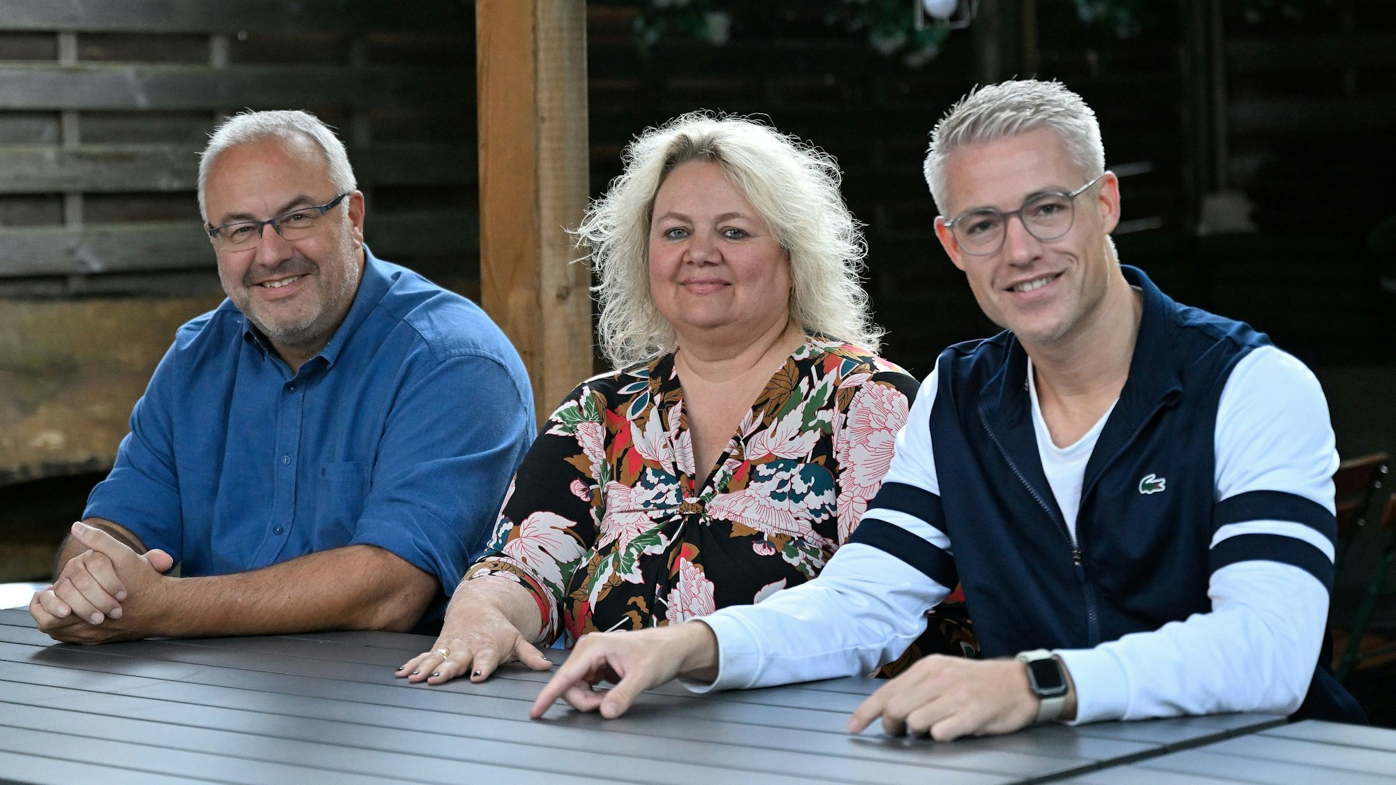 Das Bündnis von SPD, vertreten durch Petra Zinke (M.), und Fors-Park, vertreten durch Yannick Steinbach (r.), wird nun verstärkt durch Erik Pregler (l.), den früheren FDP-Fraktionschef.