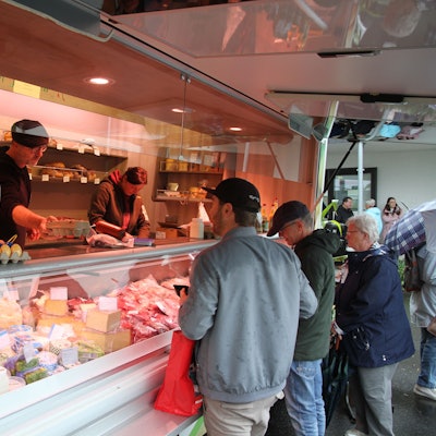 Blick auf die Theke eines Verkaufswagens für Lebensmittel