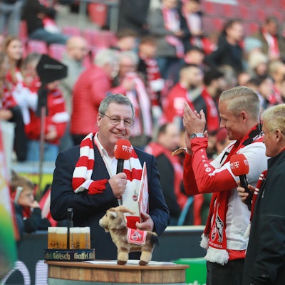 1. FC Köln vs. SSV Ulm, 8. Spieltag, 05.10.2024, 13.00 Uhr, Werner Wolf ehrt das Mitglied Nummer 140.000  (1. FC Köln), Bild: Herbert Bucco