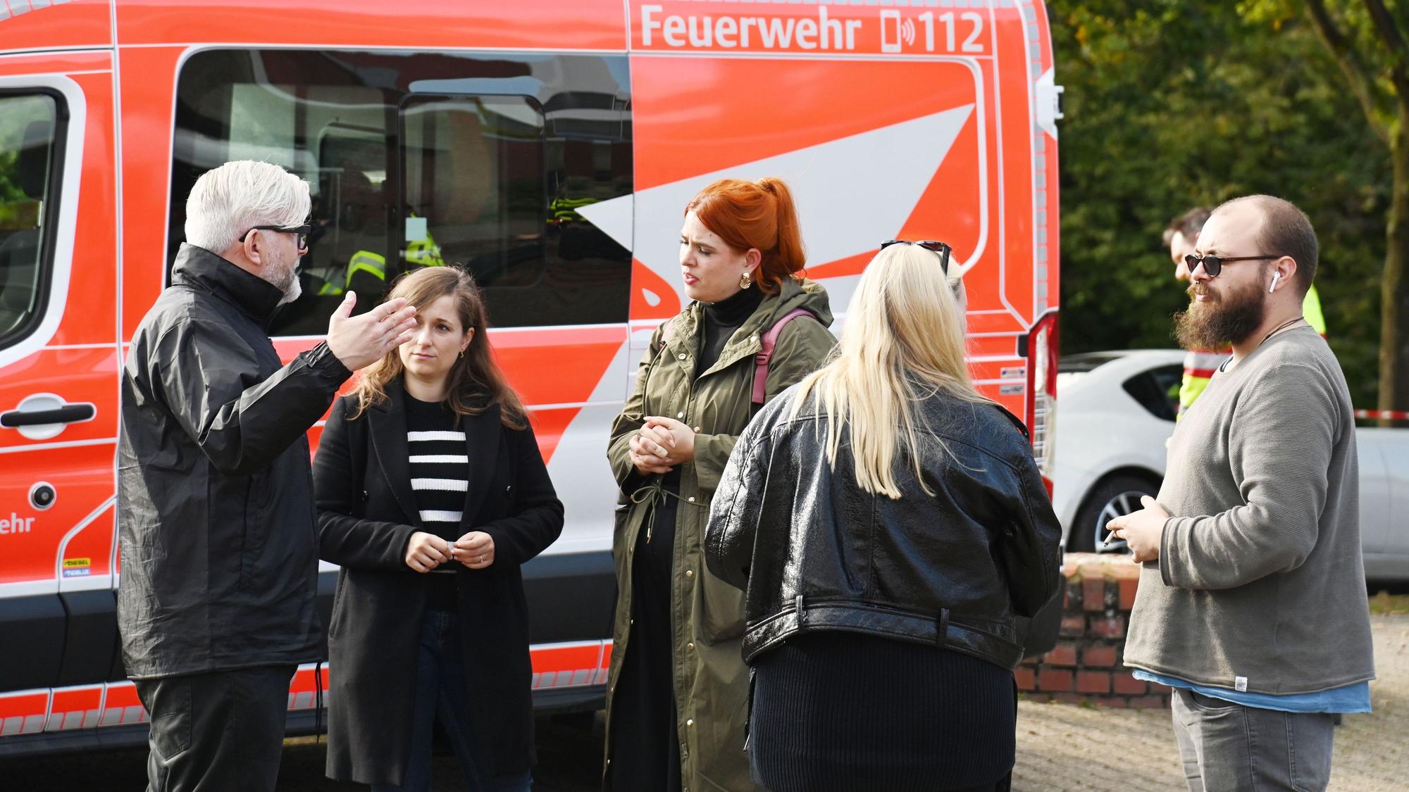Robert Baumanns (l.), Pressesprecher der Stadt Köln, erklärt den wartenden Journalisten am Nachmittag die Lage.