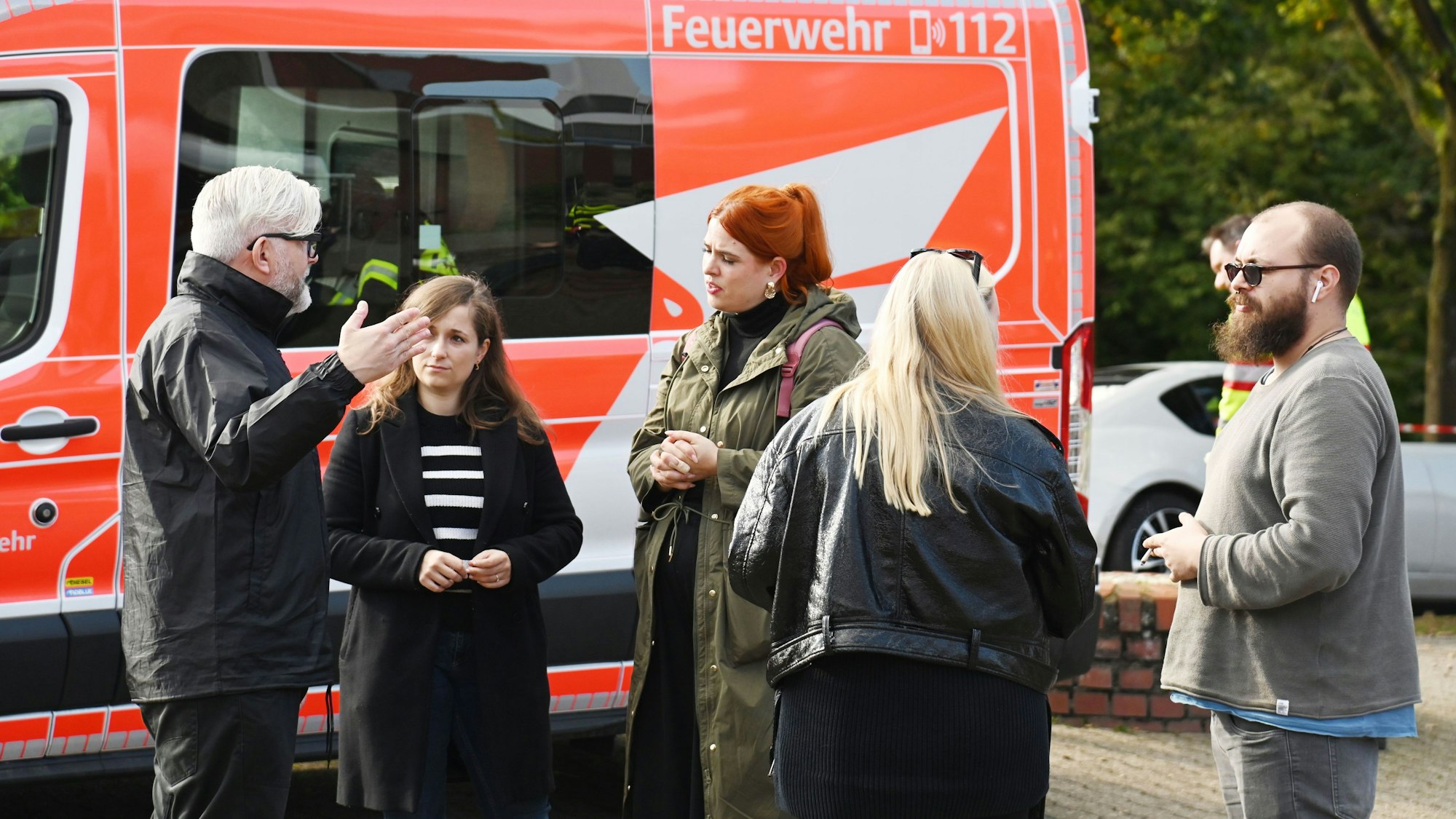 Robert Baumanns (l.), Pressesprecher der Stadt Köln, erklärt den wartenden Journalisten am Nachmittag die Lage.