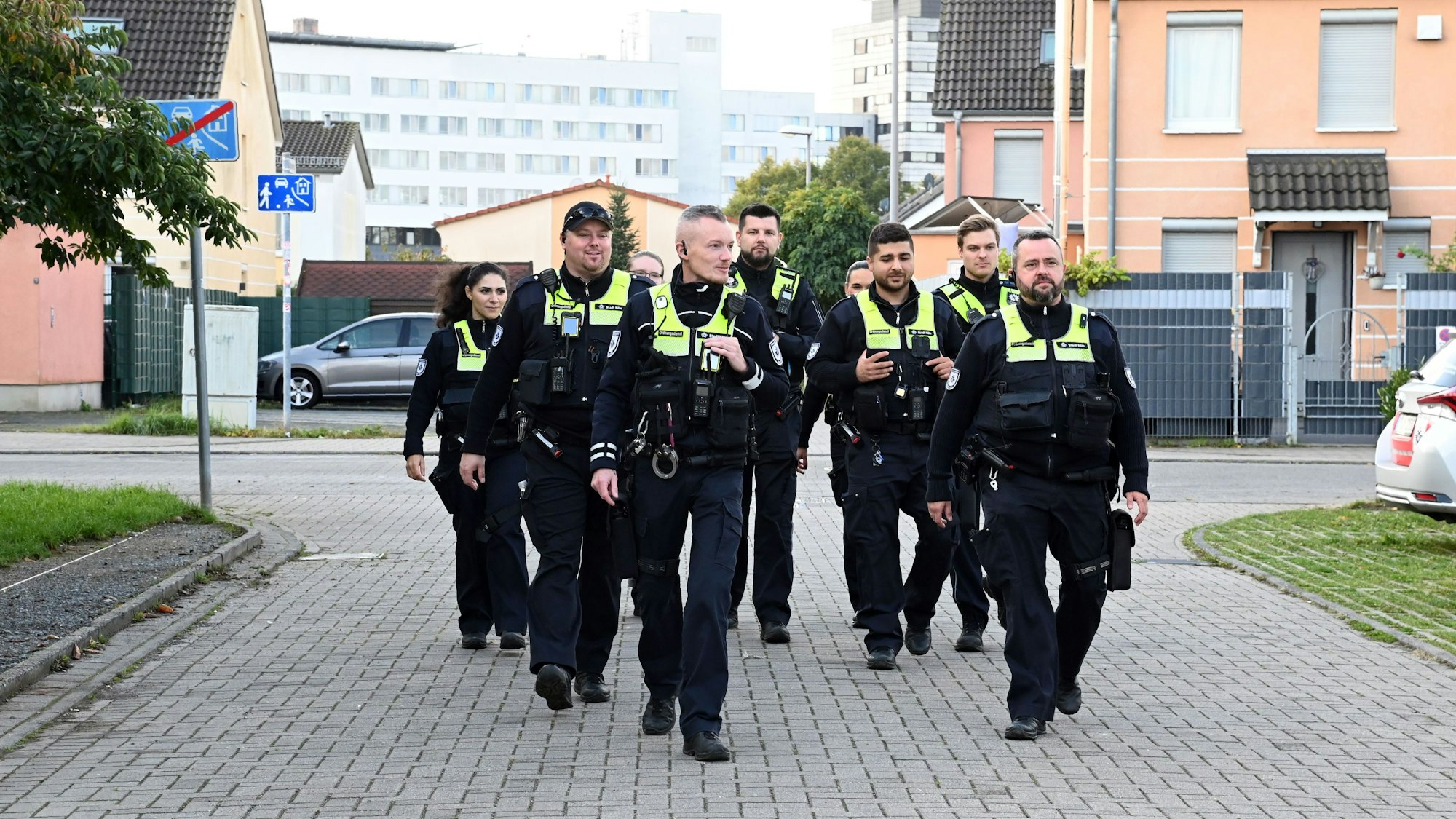 11.10.2024 Köln. Heute soll der 500kg-Blindgänger auf dem Gelände des Krankenhaus Merheim der Kliniken der Stadt Köln entschärft werden. Vorher müssen nun auch tausende Privatpersonen ihre Wohnungen verlassen. In der Stadt ist es die größte und teuerste Evakuierung seit Kriegsende. Foto: Alexander Schwaiger