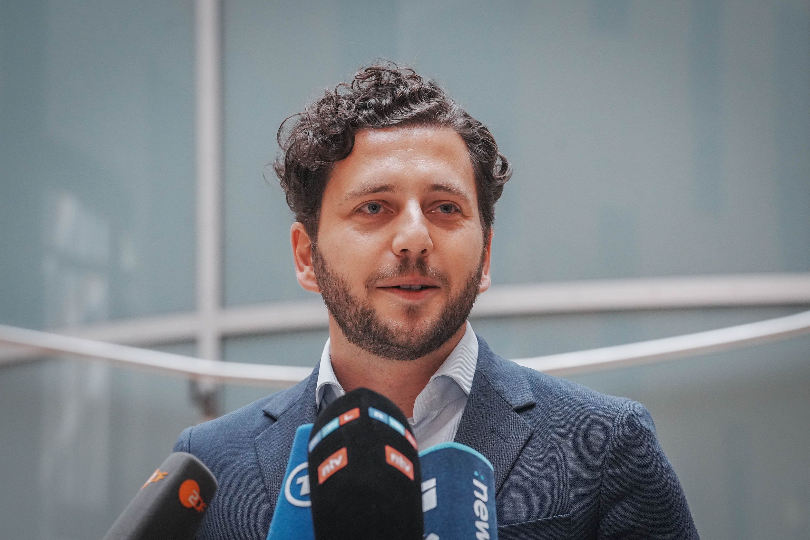 ARCHIV - 27.09.2024, Berlin: Felix Banaszak (Bündnis 90/Die Grünen) gibt auf einer Pressekonferenz seine Kandidatur für den Parteivorsitz bekannt.