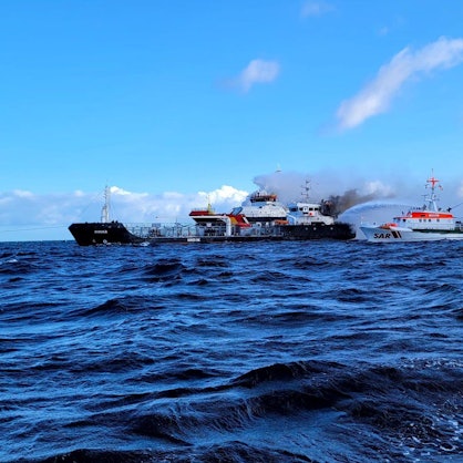 Der Seenotrettungskreuzer Arkona der DGzRS bekämpft den Brand des Küstentankschiff Annika in der Ostsee.