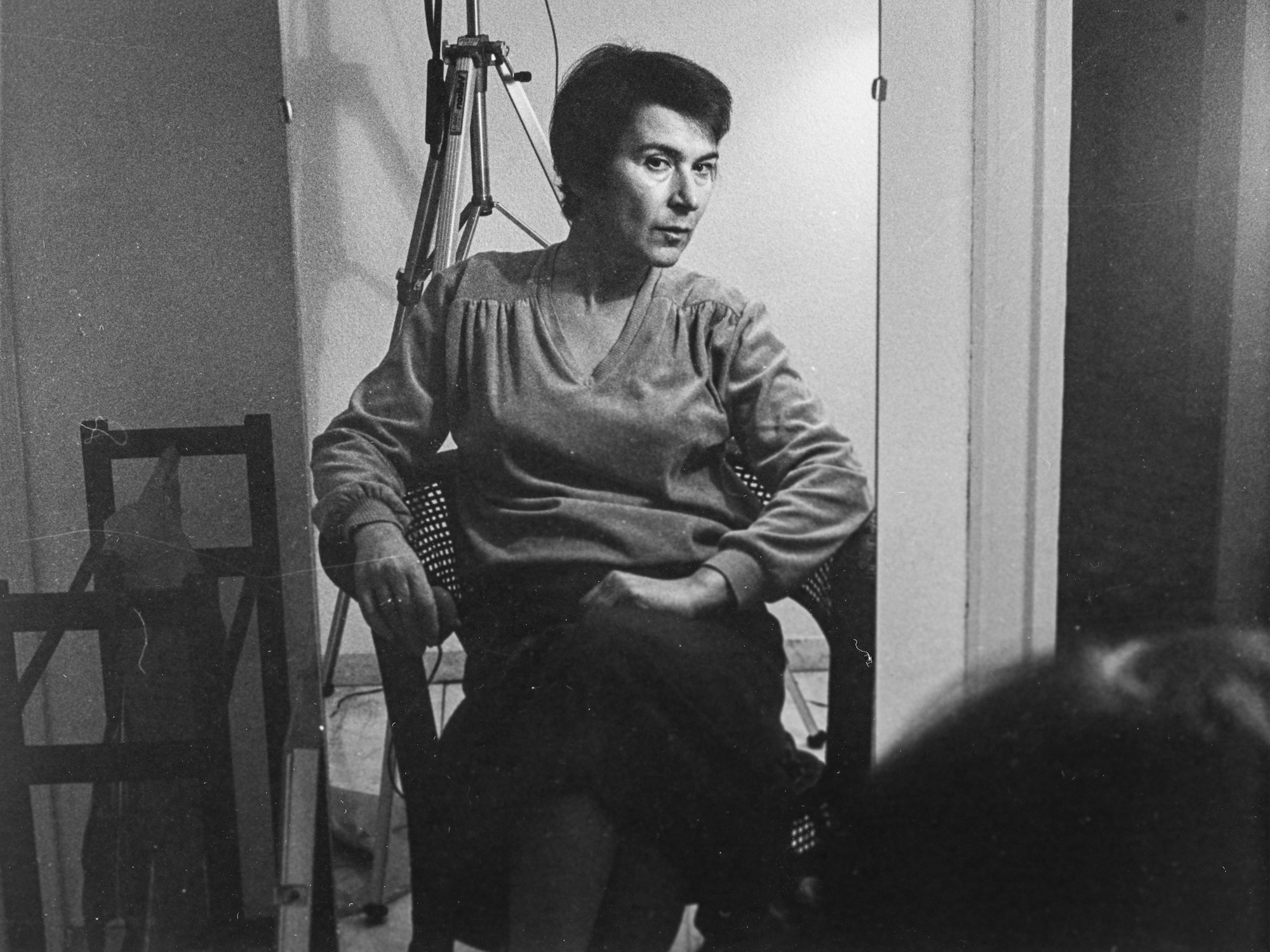 Ursula Burghardt sitzt auf einem Stuhl.