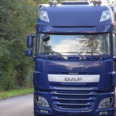 Ein Lkw steht auf der Schönrather Straße