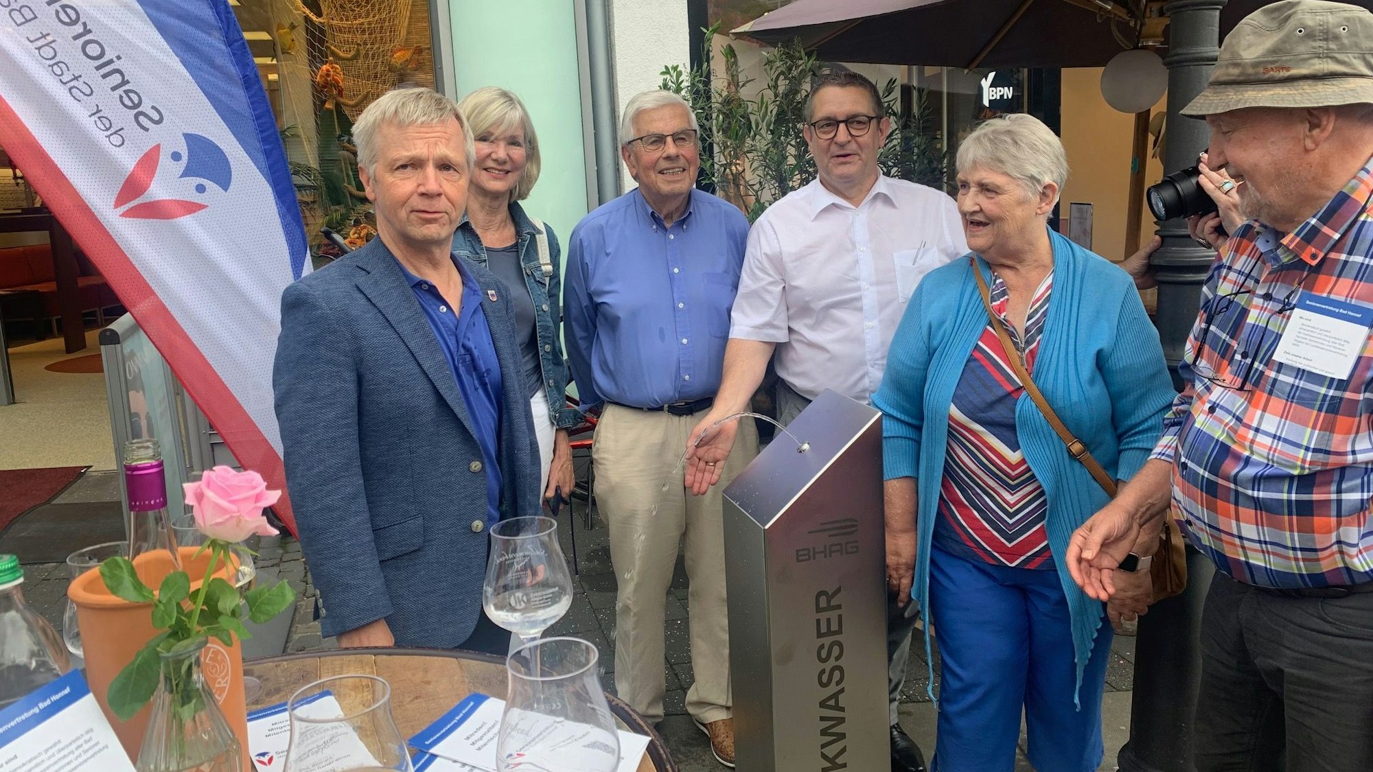 Eine Gruppe von Menschen an einem Trinkwasserspender.