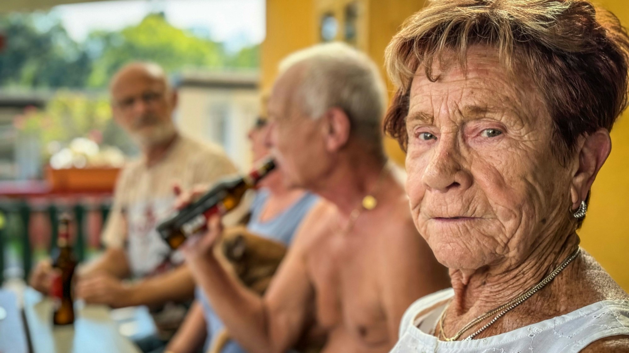 In der „Campers Corner“ sitzen die Dauercamper von Loope zusammen, unter ihnen die 86-jährige Gertrud Decker, die in die Kamera schaut.