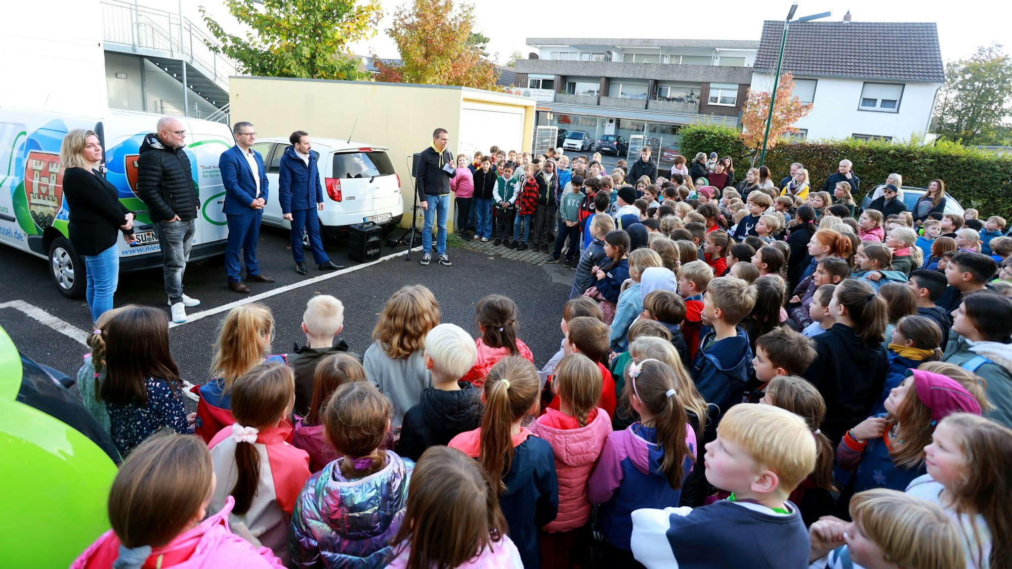In der GGS Niederkassel wurden die neuen Schulcontainer eingeweiht