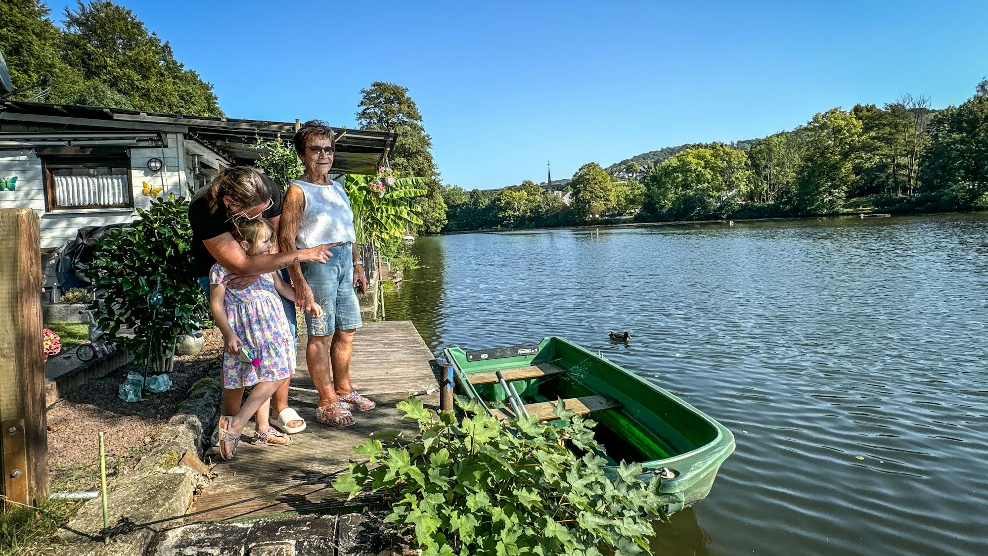 Mehrere Camper auf einem Campingplatz direkt an der Agger.