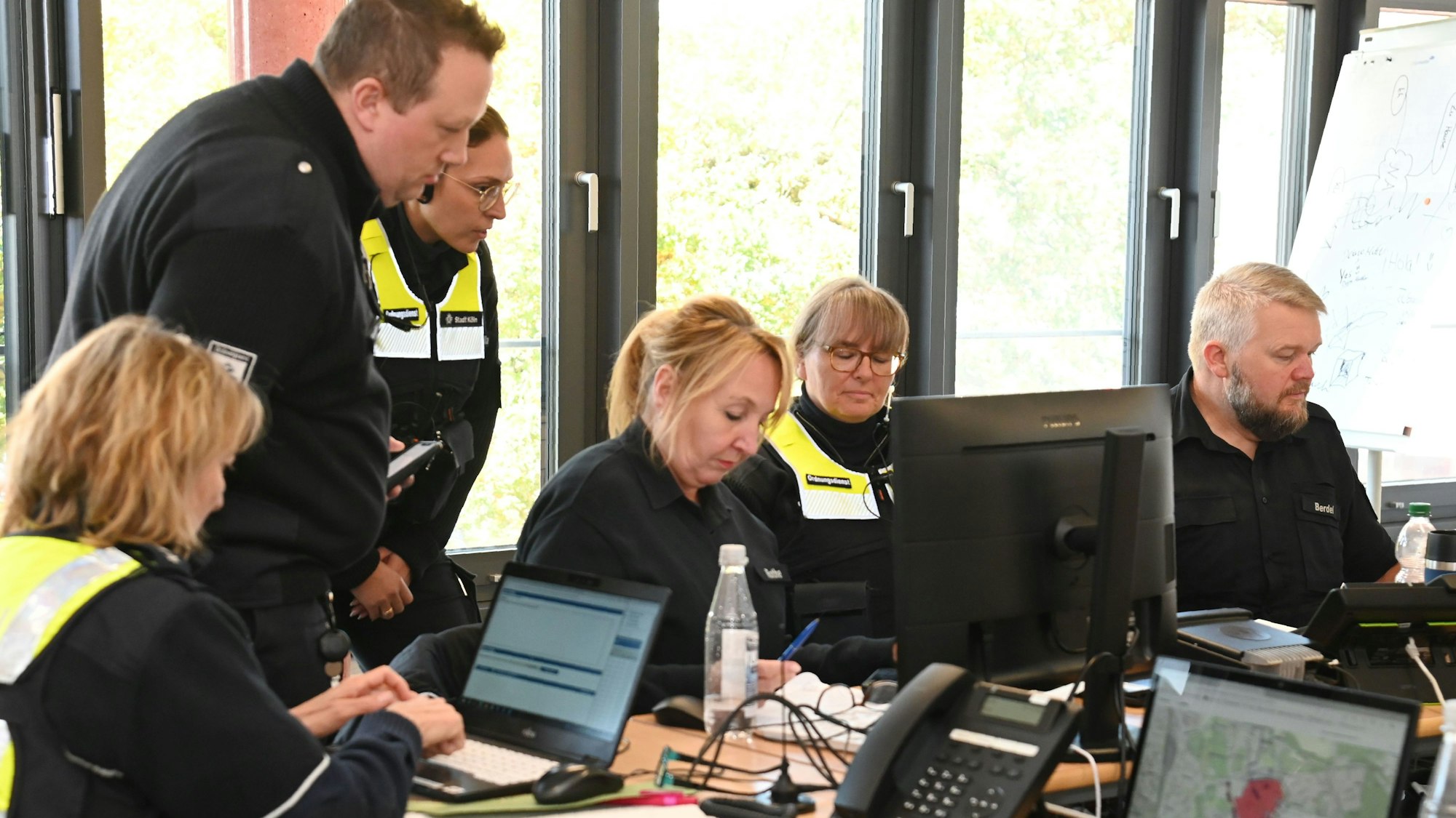 Mitarbeiter des Ordnungsamtes planen die Evakuierung.