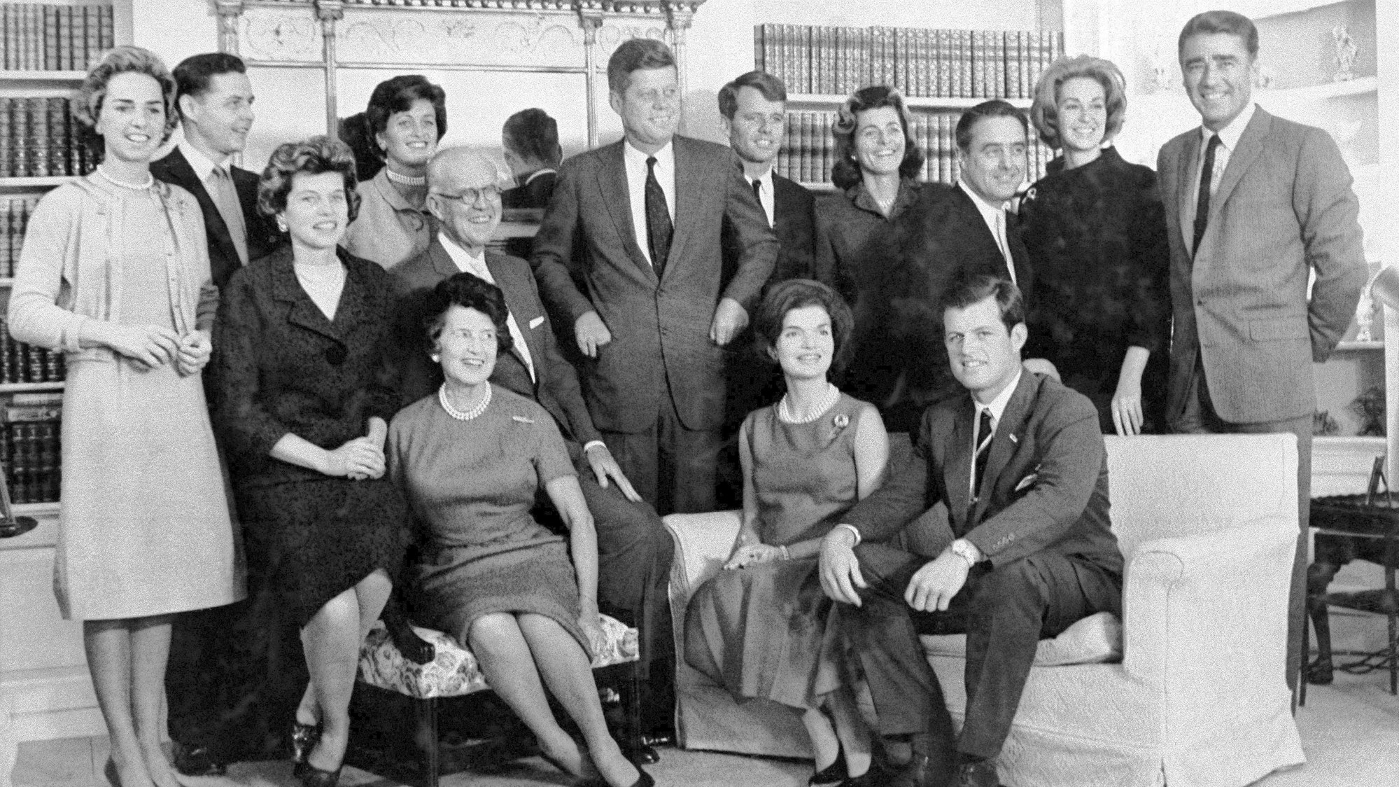 Stehend: Ethel Kennedy (v.l.), Steven Smith mit Jean Kennedy Smith, Robert Kennedy, Patricia Kennedy Lawford, Sargent Shriver, Joan Kennedy, Ehefrau von Edward Kennedy, und Peter Lawford. Vorne: Eunice Kennedy Shriver (v.l.), Joseph P. Kennedy und Ehefrau Rose Kennedy. Vorne sitzend: Jacqueline Kennedy und Edward Kennedy.