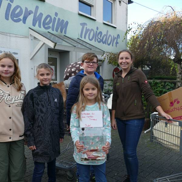 Tierheim-Mitarbeiterin Chantal Paus (rechts) freut sich über die Spenden, die Lena, Yuna, Jonas und Lynn (v.l.) mitgebracht haben.