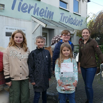 Tierheim-Mitarbeiterin Chantal Paus (rechts) freut sich über die Spenden, die Lena, Yuna, Jonas und Lynn (v.l.) mitgebracht haben.