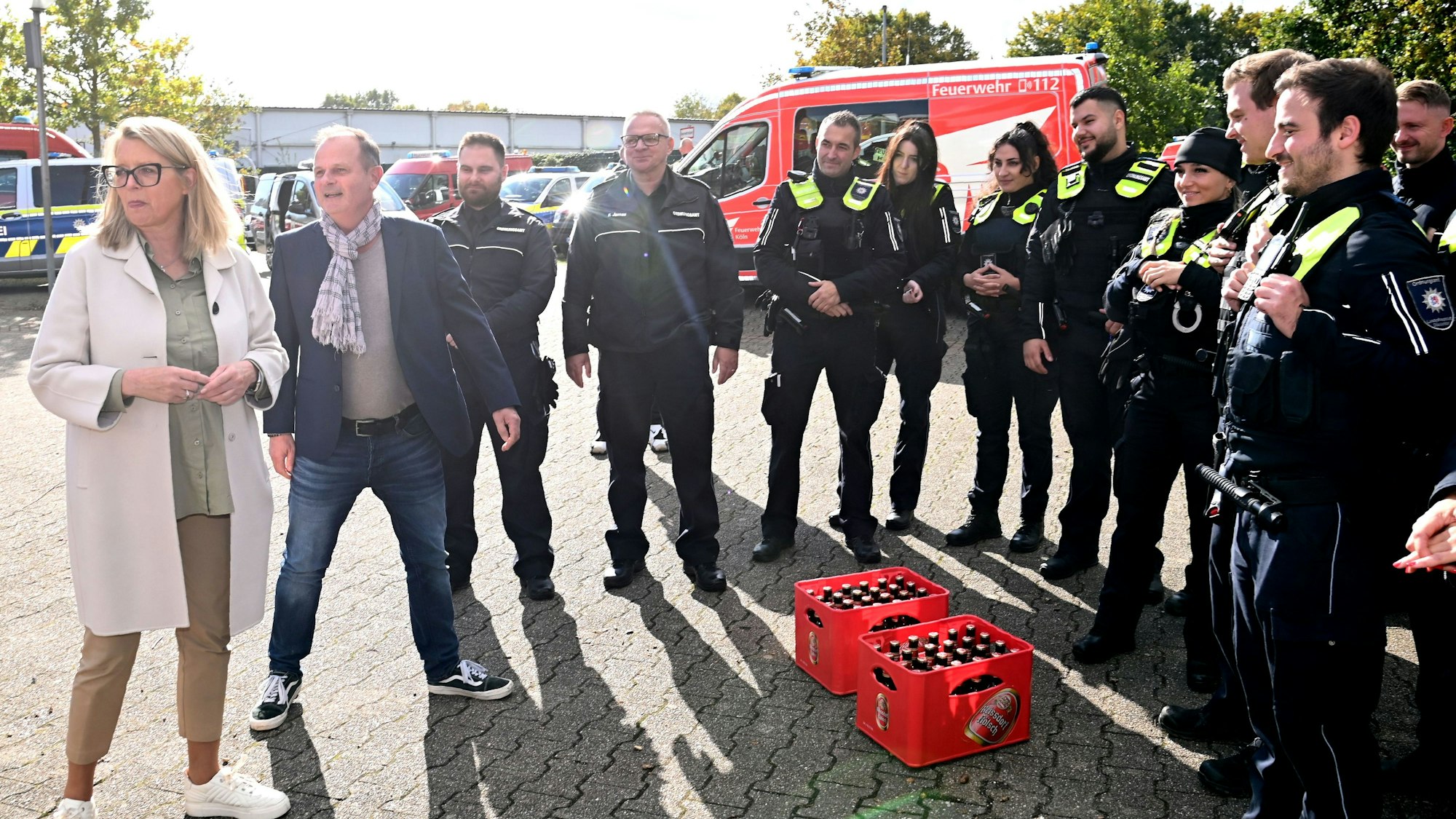 Gelöste Stimmung an der Einsatzleitstelle: Stadtdirektorin Andrea Blome und Leiter des Ordnungsamtes Ralf Mayer übergeben Kolleginnen und Kollegen aus Düsseldorf zwei Kasten Kölsch.