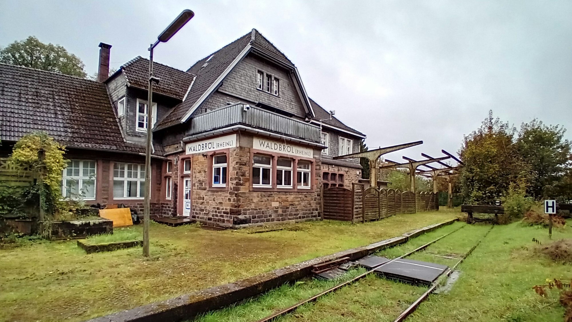 Die Rückfront des Bahnhofs Waldbröl.