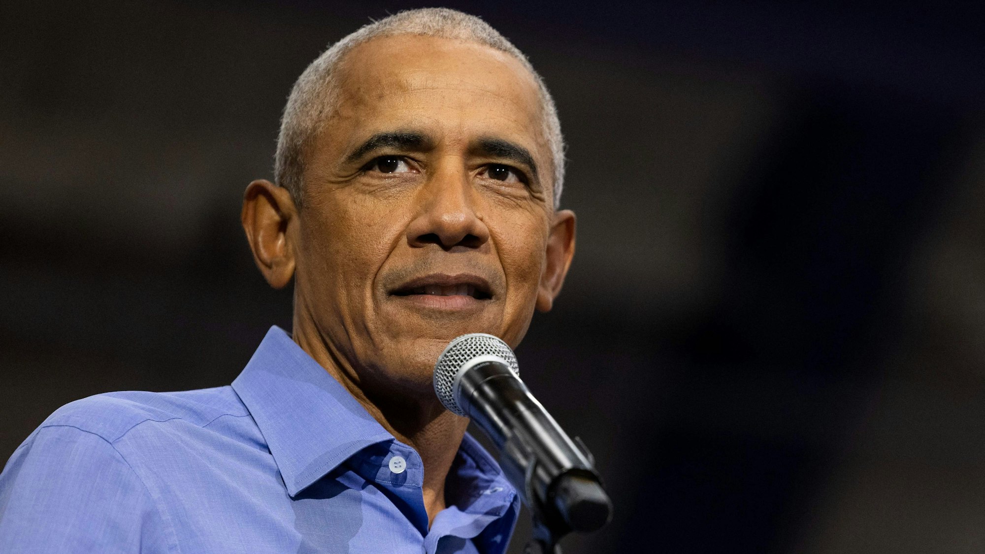 Barack Obama hält eine Rede.