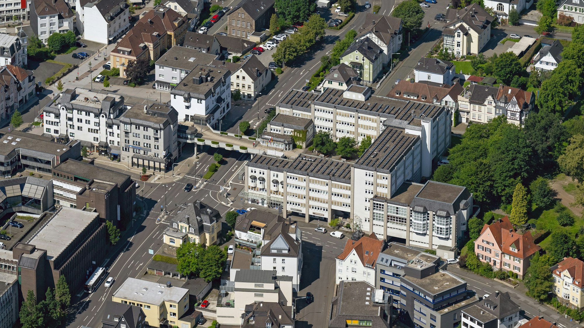 Luftbild des Rathauses in Gummersbach.