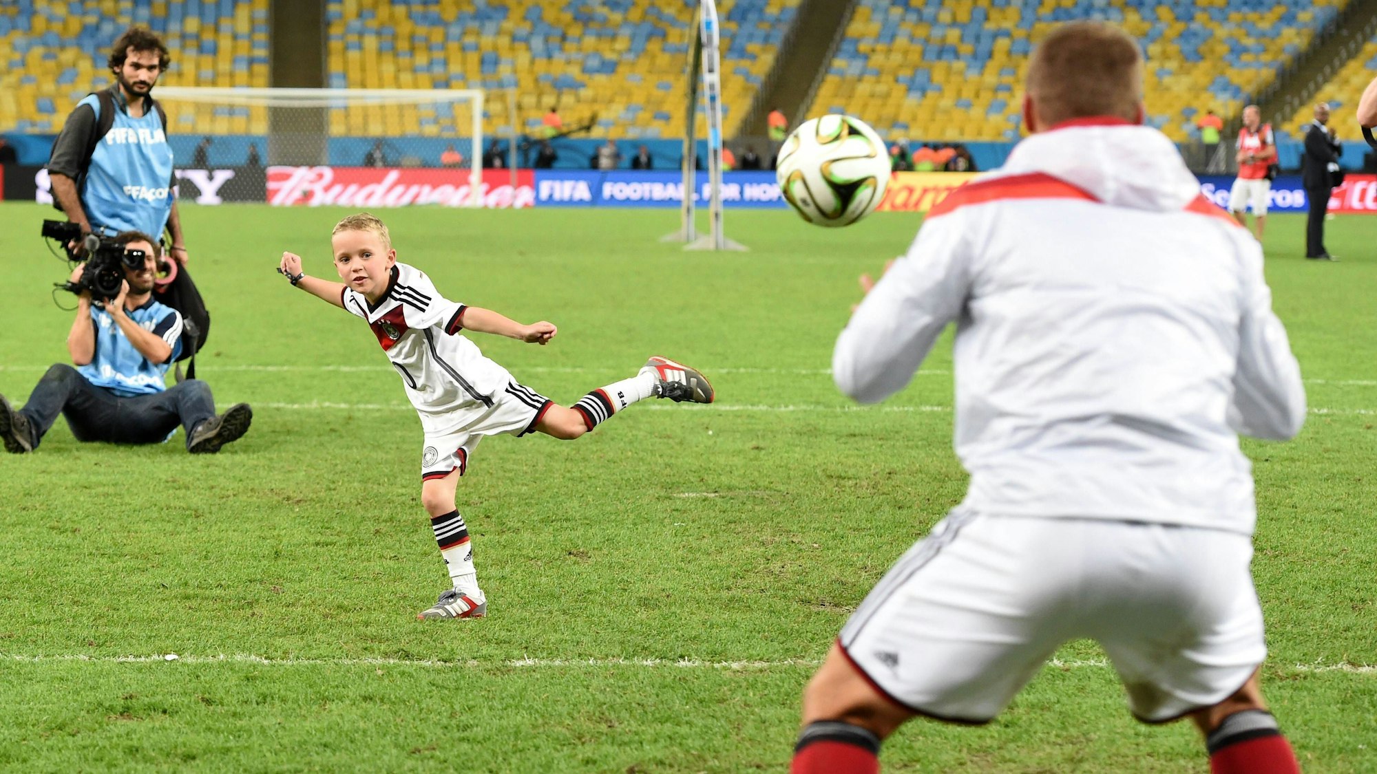 Ein Bild, das um die Welt ging: Sohn Louis schießt nach dem WM-Sieg in Brasilien aufs Tor. Weltmeiter-Papa Lukas Podolski steht im Tor.