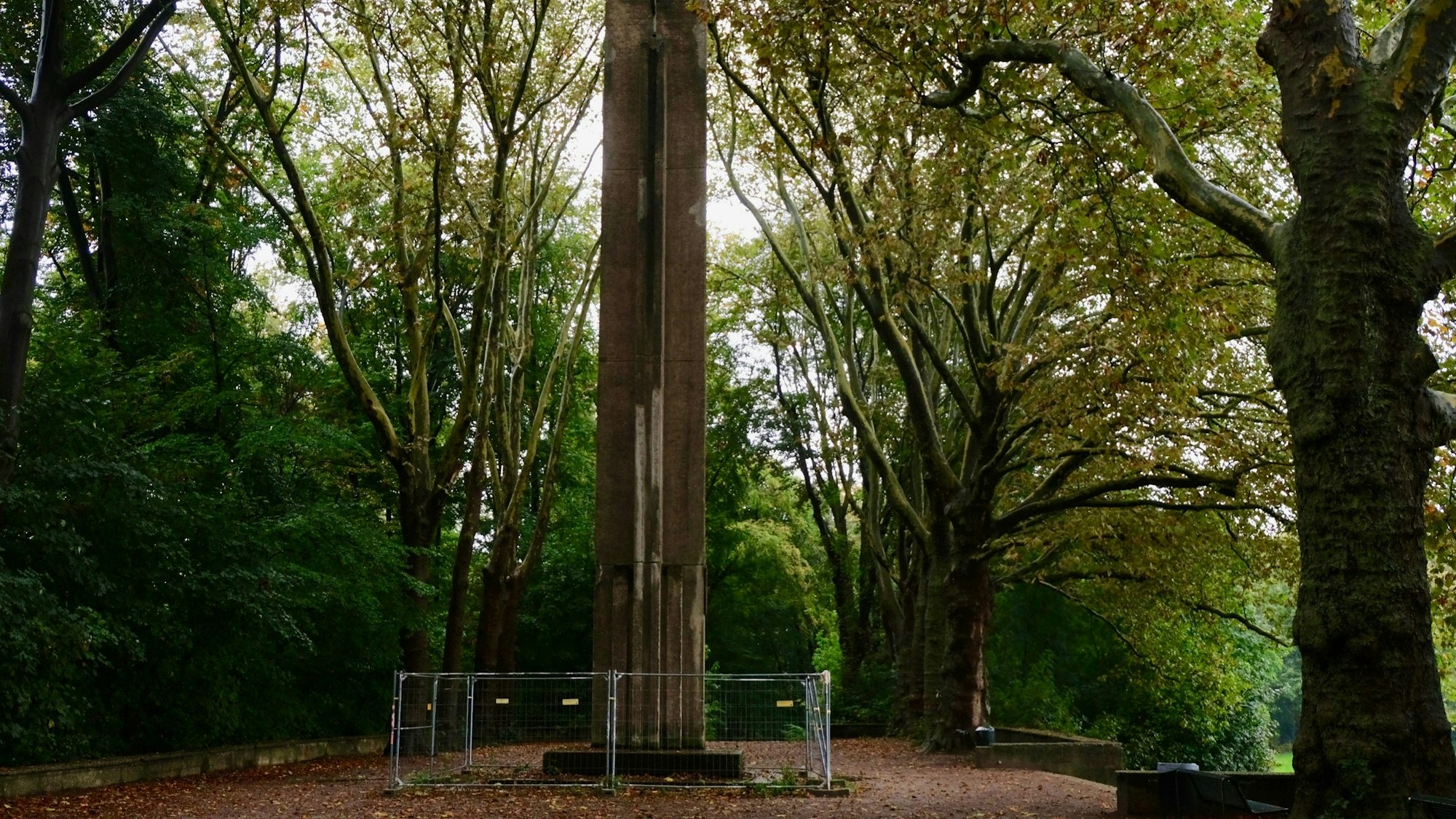 Das Jahndenkmal thront über der Jahnwiese und ist eingerüstet.