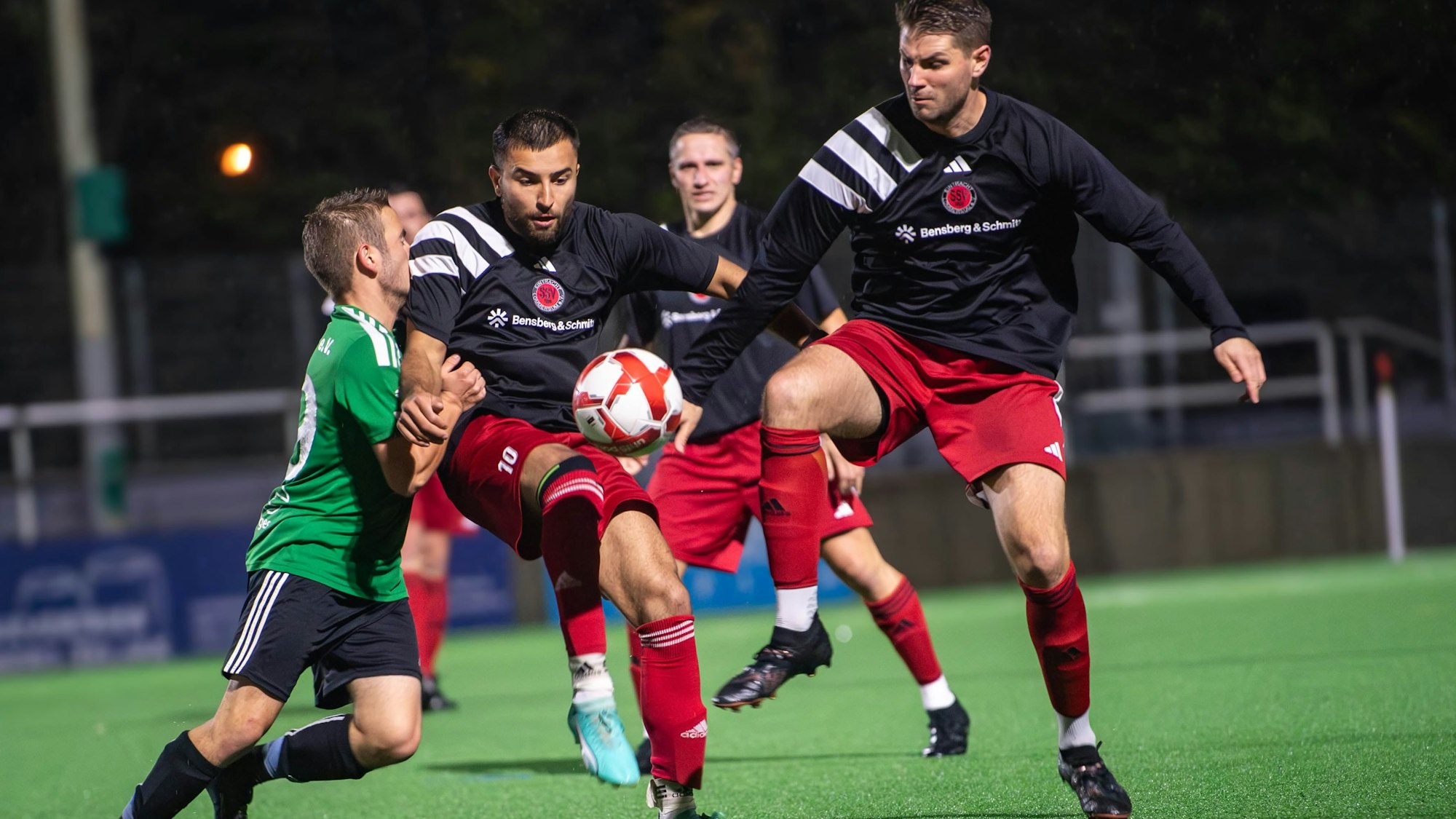 Das Bild zeigt den Moment, in dem Niklas Kirch gegen die Schulter seines Lommersumer Gegenspielers läuft.