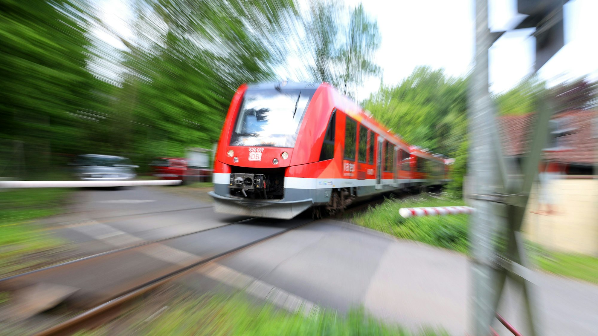 Über den Bahnübergang Brünsbacher Weg zwischen Bleifelder Straße und Brünsbach fährt eine Regionalbahn der Linie RB 25.