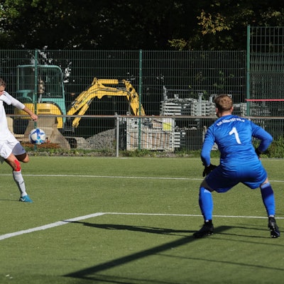 Eine Spielsituation auf einem Fußballfeld.