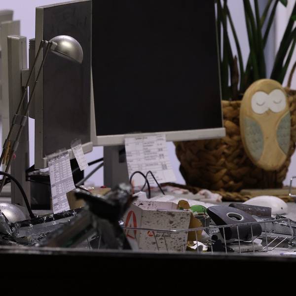 dpatopbilder - 10.10.2024, Nordrhein-Westfalen, Krefeld: Ein Büro von dem Arbeitsamt in Krefeld ist bei einem Brandanschlag beschädigt worden. Im Foyer eines großen Kinos am Hauptbahnhof in Krefeld hat die Polizei einen Verdächtigen niedergeschossen. An drei Stellen in der Stadt habe es Brände gegeben, die mutmaßlich der Verdächtige verursacht habe. Foto: David Young/dpa +++ dpa-Bildfunk +++