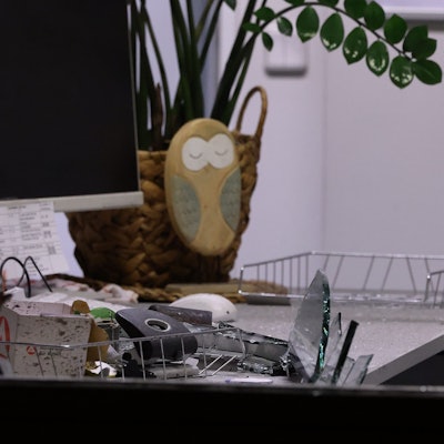 dpatopbilder - 10.10.2024, Nordrhein-Westfalen, Krefeld: Ein Büro von dem Arbeitsamt in Krefeld ist bei einem Brandanschlag beschädigt worden. Im Foyer eines großen Kinos am Hauptbahnhof in Krefeld hat die Polizei einen Verdächtigen niedergeschossen. An drei Stellen in der Stadt habe es Brände gegeben, die mutmaßlich der Verdächtige verursacht habe. Foto: David Young/dpa +++ dpa-Bildfunk +++