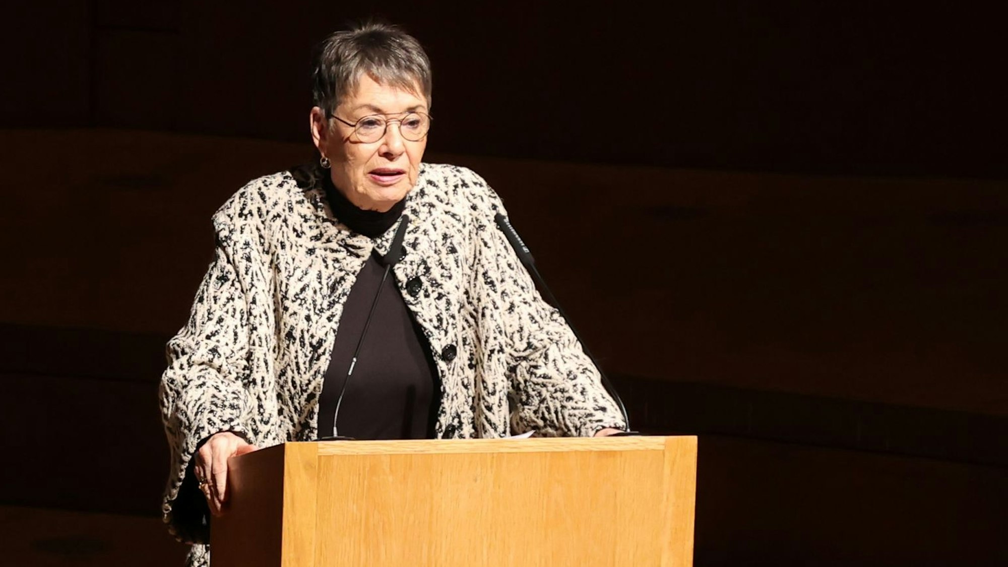 Barbara Schock-Werner spricht in der Mitgliederversammlung des Zentral-Dombau-Vereins am 12. Oktober 2024 in der Kölner Philharmonie.