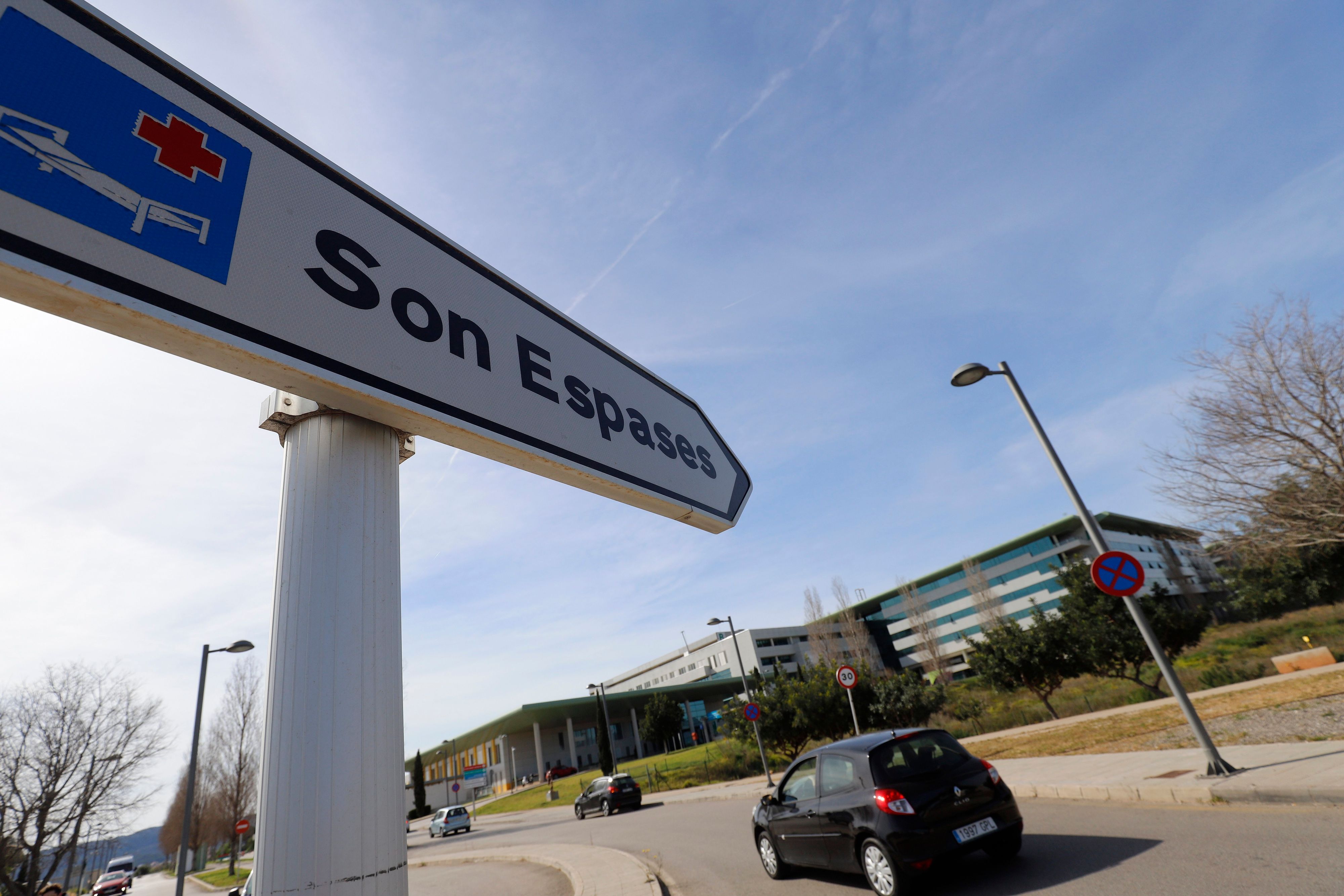 Ein Straßenschild weist den Weg zum Universitätskrankenhaus Son Espases in Palma.