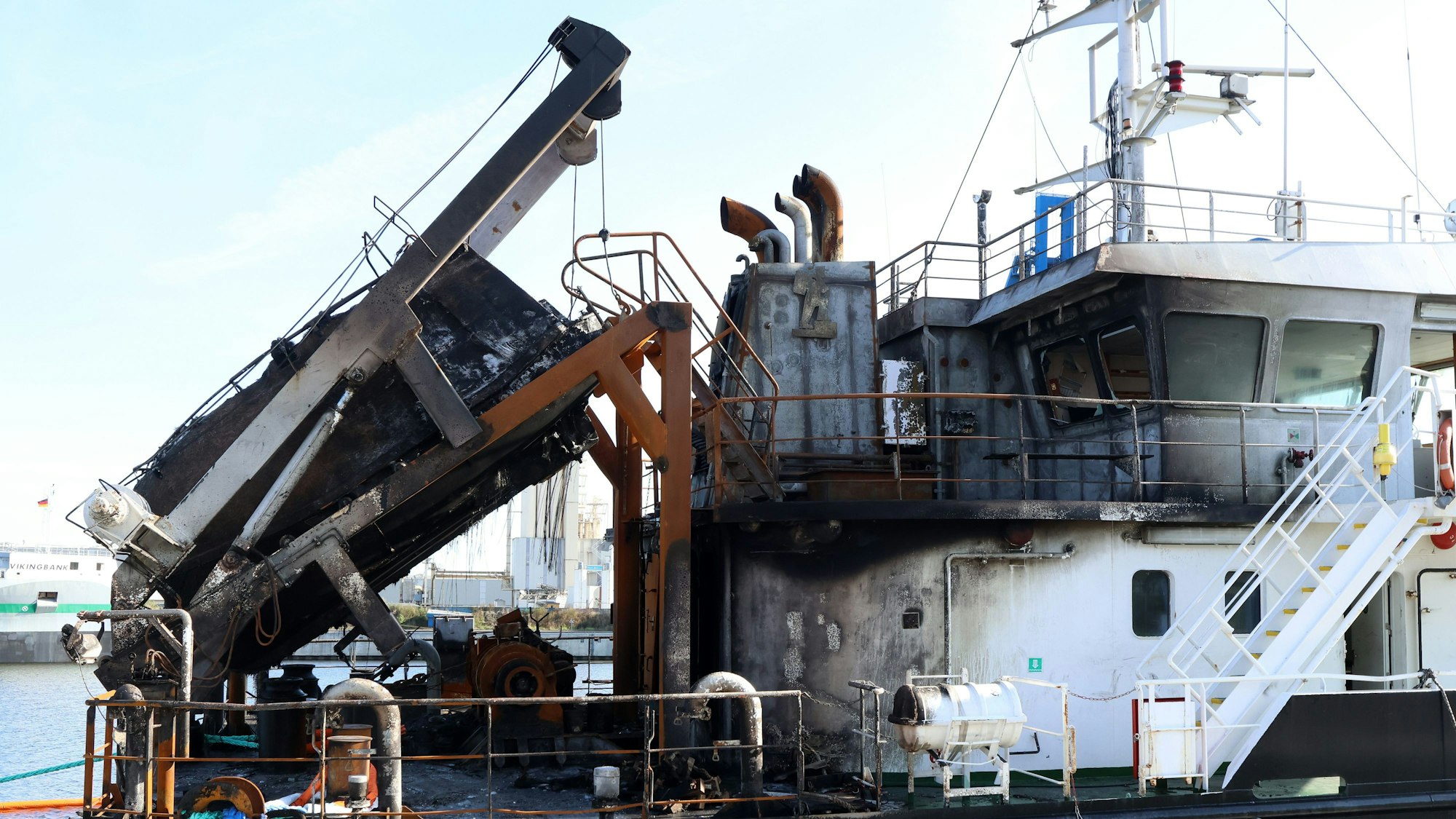 Das Tankschiff Annika liegt am Hafen. Die Brandschäden an Schiffswänden und Kabine haben deutliche schwarze Spuren hinterlassen.