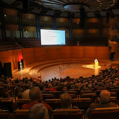 Mitgliederversammlung des Zentral-Dombau-Vereins zu Köln (ZDV) in der Philharmonie. Am Rednerpult: die neue ZDV-Präsidentin Barbara Schock-Werner