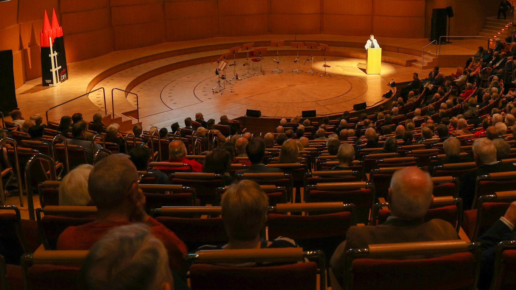 Mitgliederversammlung des Zentral-Dombau-Vereins zu Köln (ZDV) in der Philharmonie. Am Rednerpult: die neue ZDV-Präsidentin Barbara Schock-Werner