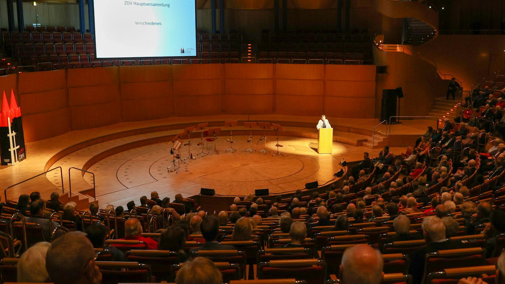 Mitgliederversammlung des Zentral-Dombau-Vereins zu Köln (ZDV) in der Philharmonie mit Barbara Schock-Werner, neuer Präsidentin, am Redepult.