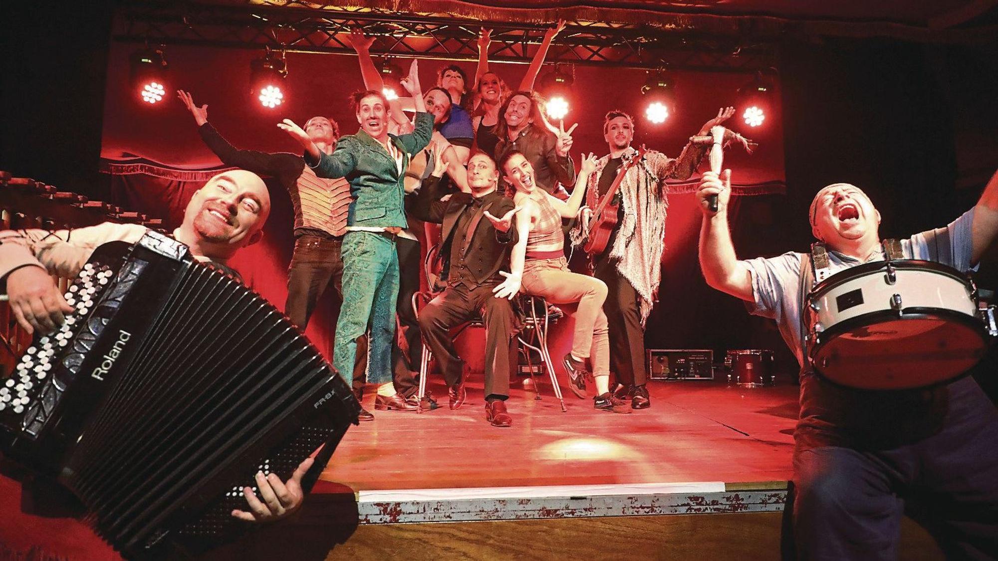 Finale der Dinner-Show im Spiegelzelt in Altenberg des Gastronoms und Veranstalters Markus Wißkirchen.