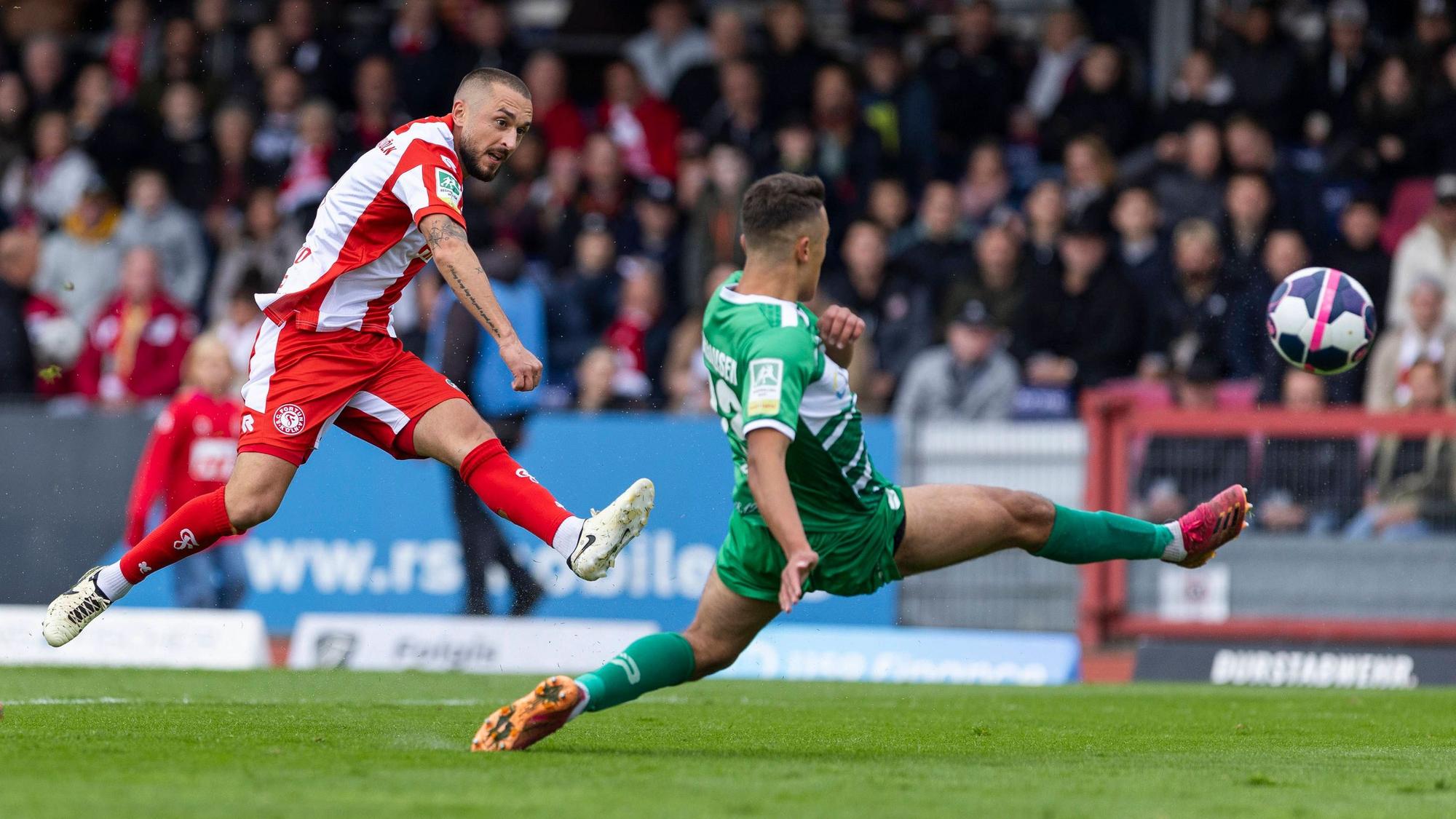 RECORD DATE NOT STATED Regionalliga West Fortuna Köln - Rot-Weiß Oberhausen, 12.10.2024 Stipe Batarilo Fortuna Köln, 8 erzielt das Tor zum 1:0. Regionalliga West, Fortuna Köln - Rot-Weiß Oberhausen, 11. Spieltag, am 12.10.2024, Südstadion, Köln *** Regionalliga West Fortuna Köln Rot Weiß Oberhausen, 12 10 2024 Stipe Batarilo Fortuna Köln, 8 scores the goal for 1 0 Regionalliga West, Fortuna Köln Rot Weiß Oberhausen, matchday 11, on 12 10 2024, Südstadion, Cologne Copyright: xBEAUTIFULxSPORTS/Meuselx