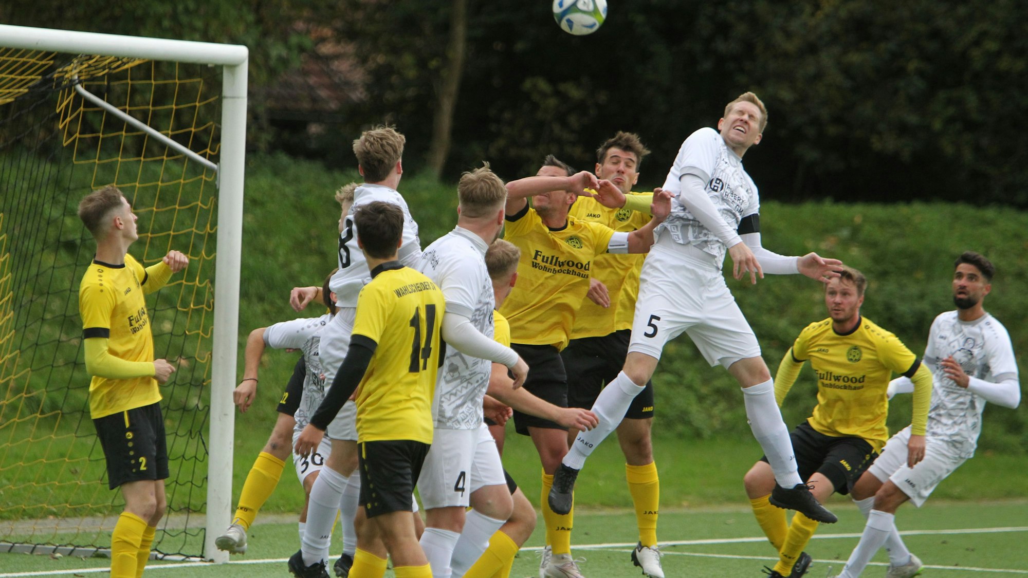 Nach einer Ecke für Rheidt springt Tilo Bruns am höchsten, doch der Ball geht drüber.