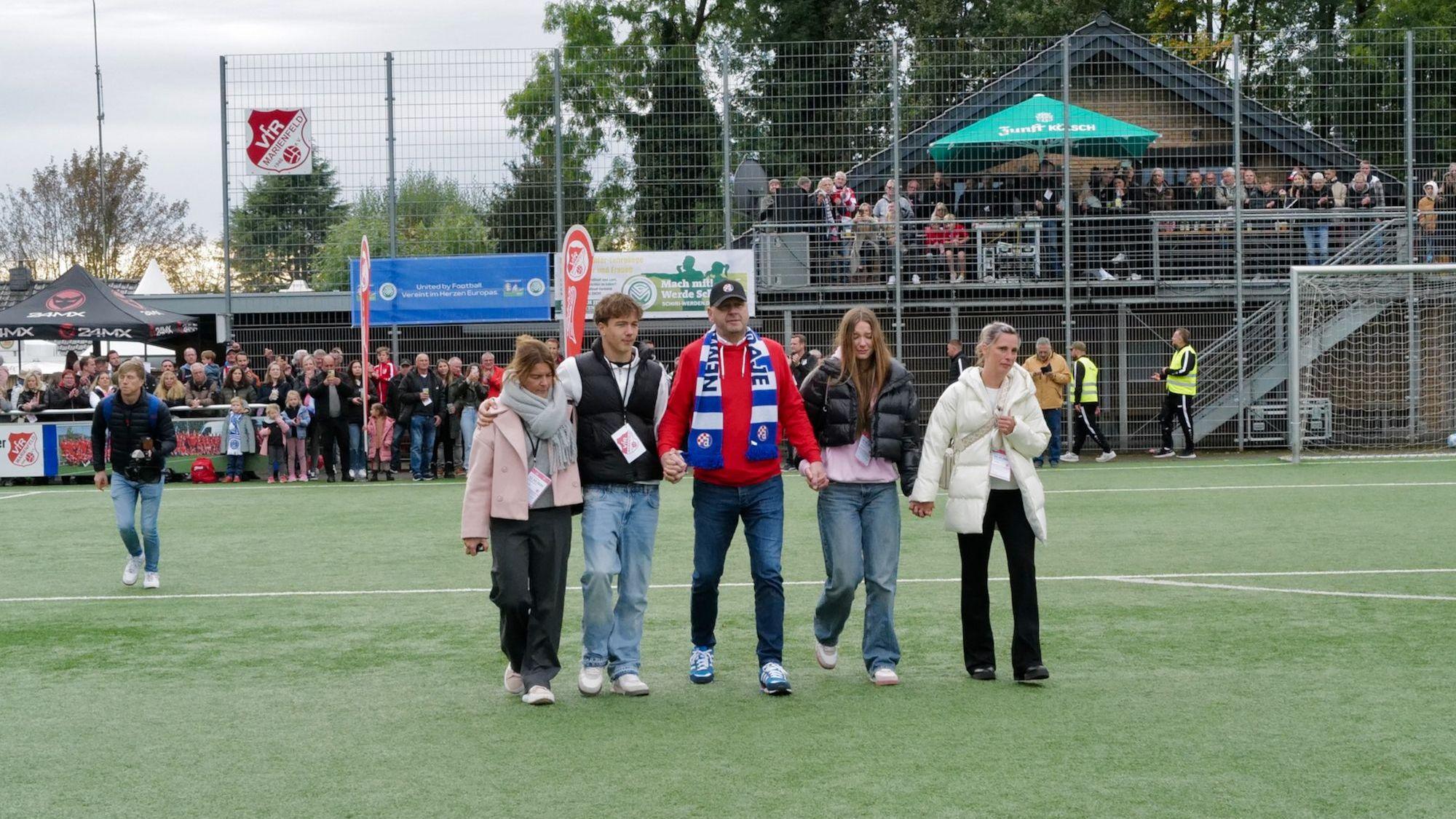 Der unheilbar an Krebs erkrankte ehemalige Bundesliga-Torwart Georg Koch hatte ein Benefiz-Fußballspiel initiiert, das der VfR Marienfeld organisierte.
Die Familie Koch läuft zum Anstoss