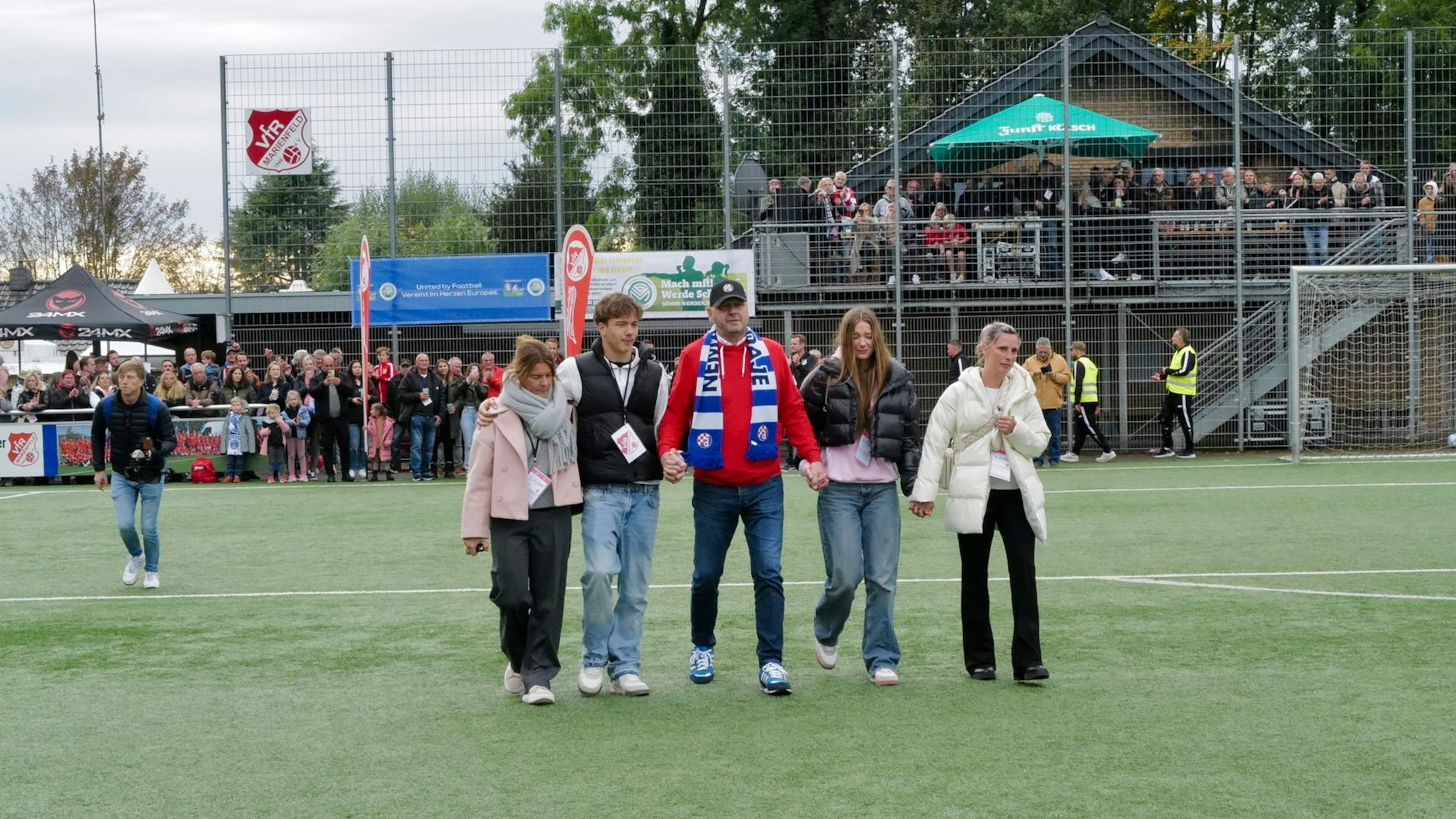 Der unheilbar an Krebs erkrankte ehemalige Bundesliga-Torwart Georg Koch hatte ein Benefiz-Fußballspiel initiiert, das der VfR Marienfeld organisierte. 
Die Familie Koch läuft zum Anstoss