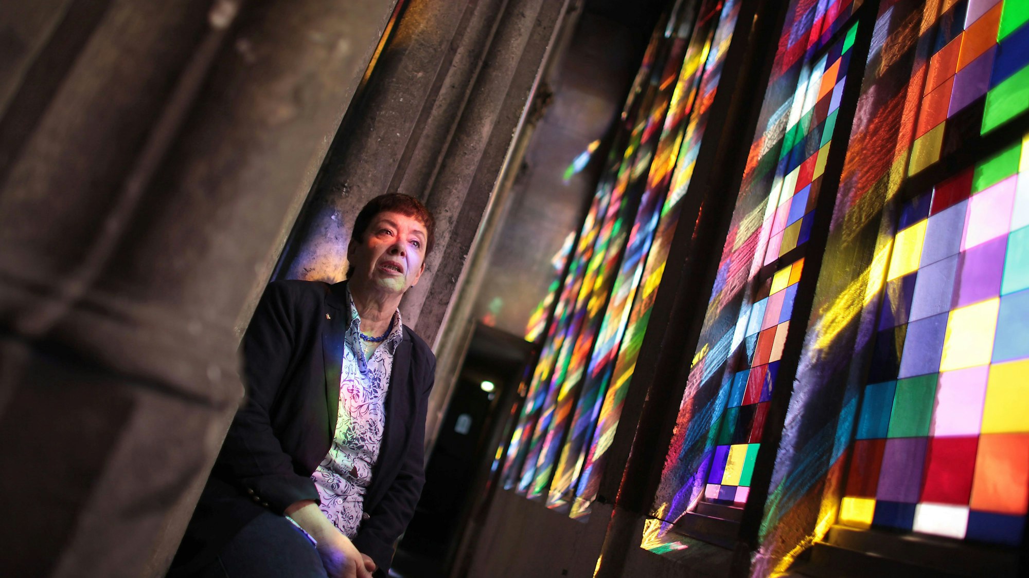 Barbara Schock-Werner vor dem Richter-Fenster im Dom