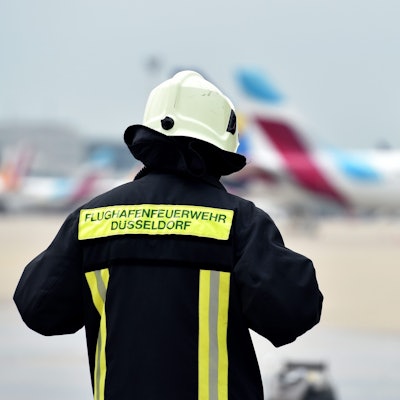 Ein Mitarbeiter der Flughafenfeuerwehr auf dem Rollfeld des Flughafens in Düsseldorf (Nordrhein-Westfalen).