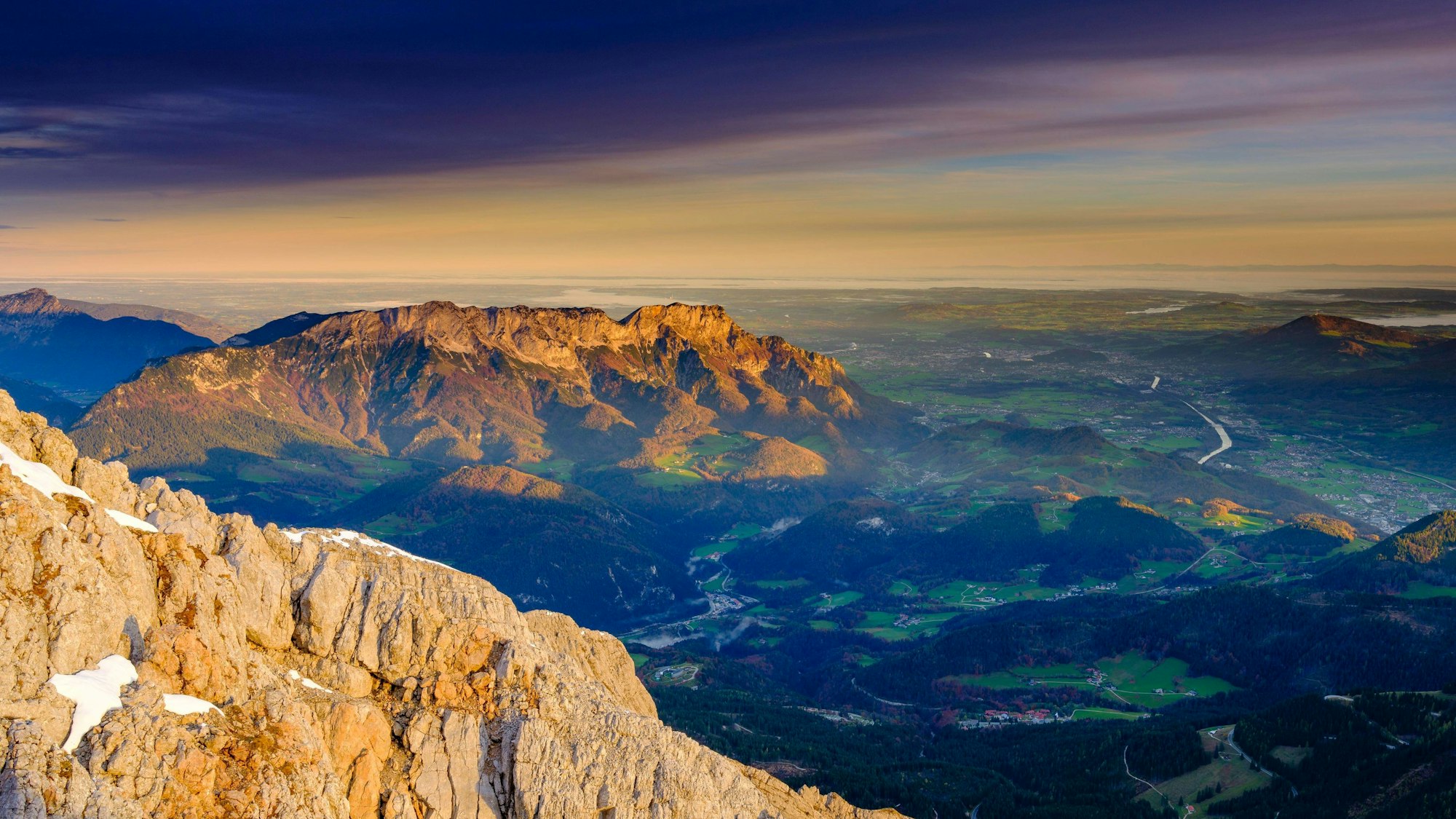 Blick auf den Untersberg (l.) und das Salzachtal in den Berchtesgadener Alpen. Der Untersberg gilt als „Lieblingsberg“ von Adolf Hitler – nun stürzte ein Neonazi dort in den Tod. (Archivbild)