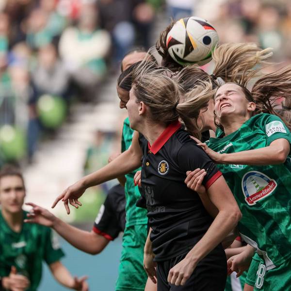 v.li.: Caroline Kehrer Bayer 04 Leverkusen, 9 und Tuana Mahmoud SV Werder Bremen, 10 im Kopfballduell, Kopfball, Zweikampf, Action, Aktion, Spielszene, DIE DFB-RICHTLINIEN UNTERSAGEN JEGLICHE NUTZUNG VON FOTOS ALS SEQUENZBILDER UND/ODER VIDEOÄHNLICHE FOTOSTRECKEN. DFB REGULATIONS PROHIBIT ANY USE OF PHOTOGRAPHS AS IMAGE SEQUENCES AND/OR QUASI-VIDEO., 12.10.2024, Bremen Deutschland, Fussball, Google Pixel Frauen-Bundesliga, SV Werder Bremen - Bayer 04 Leverkusen *** from left Caroline Kehrer Bayer 04 Leverkusen, 9 and Tuana Mahmoud SV Werder Bremen, 10 in header duel, header, duel, action, action, game scene, THE DFB REGULATIONS PROHIBIT ANY USE OF PHOTOGRAPHS AS IMAGE SEQUENCES AND OR QUASI VIDEO , 12 10 2024, Bremen Germany , Football, Google Pixel Womens Bundesliga, SV Werder Bremen Bayer 04 Leverkusen xobx