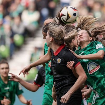 v.li.: Caroline Kehrer Bayer 04 Leverkusen, 9 und Tuana Mahmoud SV Werder Bremen, 10 im Kopfballduell, Kopfball, Zweikampf, Action, Aktion, Spielszene, DIE DFB-RICHTLINIEN UNTERSAGEN JEGLICHE NUTZUNG VON FOTOS ALS SEQUENZBILDER UND/ODER VIDEOÄHNLICHE FOTOSTRECKEN. DFB REGULATIONS PROHIBIT ANY USE OF PHOTOGRAPHS AS IMAGE SEQUENCES AND/OR QUASI-VIDEO., 12.10.2024, Bremen Deutschland, Fussball, Google Pixel Frauen-Bundesliga, SV Werder Bremen - Bayer 04 Leverkusen *** from left Caroline Kehrer Bayer 04 Leverkusen, 9 and Tuana Mahmoud SV Werder Bremen, 10 in header duel, header, duel, action, action, game scene, THE DFB REGULATIONS PROHIBIT ANY USE OF PHOTOGRAPHS AS IMAGE SEQUENCES AND OR QUASI VIDEO , 12 10 2024, Bremen Germany , Football, Google Pixel Womens Bundesliga, SV Werder Bremen Bayer 04 Leverkusen xobx