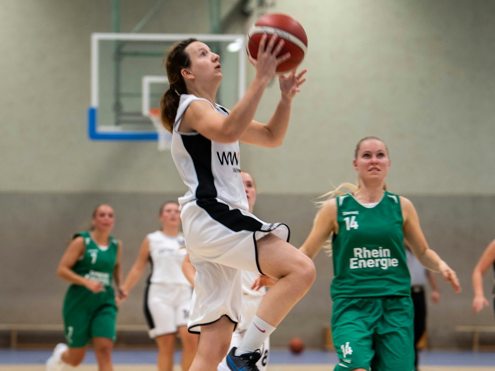 Ann-Katrin Beuel von TuS Zülpich steigt zum Korb hoch.