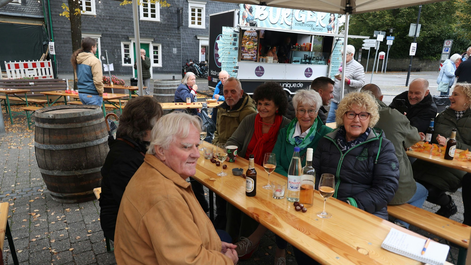Regina Spitzer und Bekannte hatten sich an einem Biertisch niedergelassen.