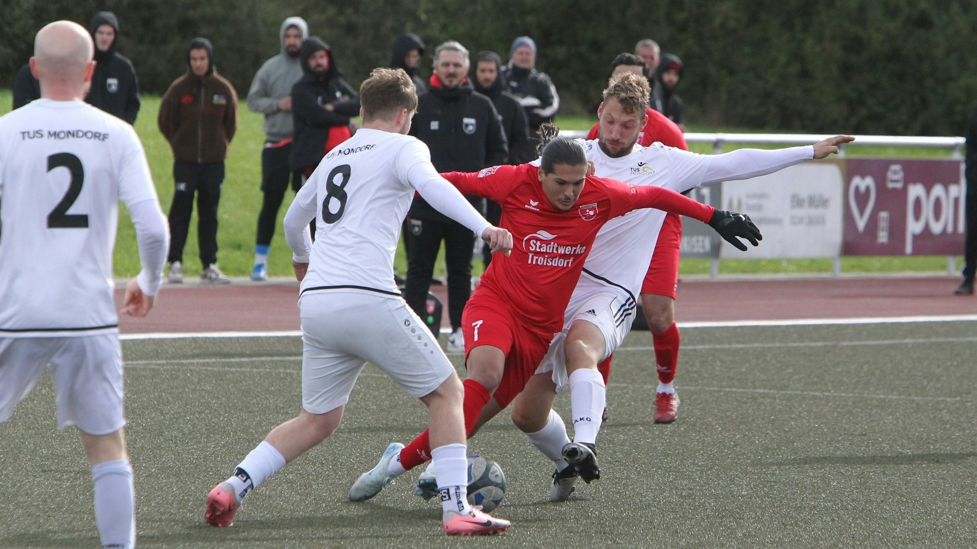 Troisdorfs Bilal Barouag (Mitte) im Duell mit Luca Weßling.