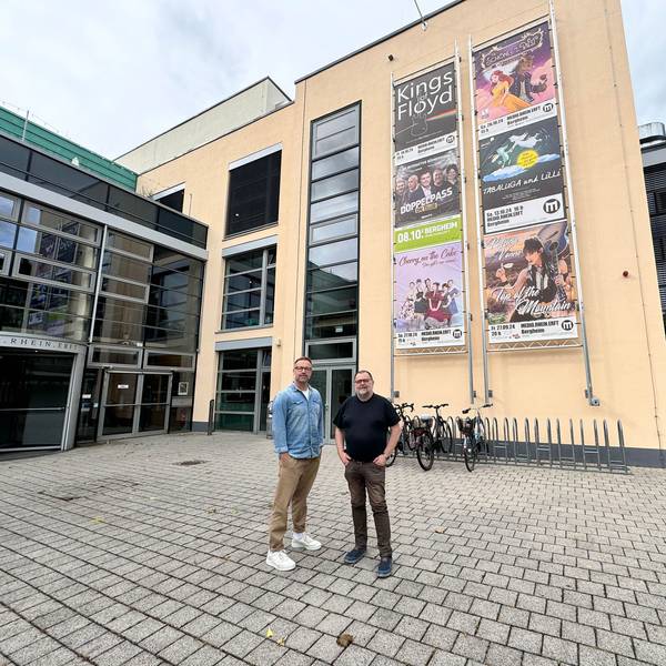 Auf dem Bild sind der neue und der alte Programmleiter des Medio in Bergheim zu sehen.